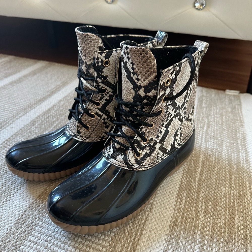 Stylish Black and Snake Print Women's Boots